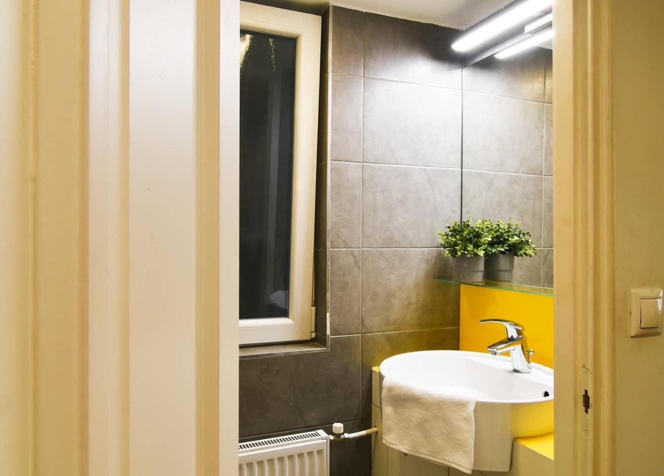 Central & Colorful Studio With Air Conditioning Budapeste Exterior foto