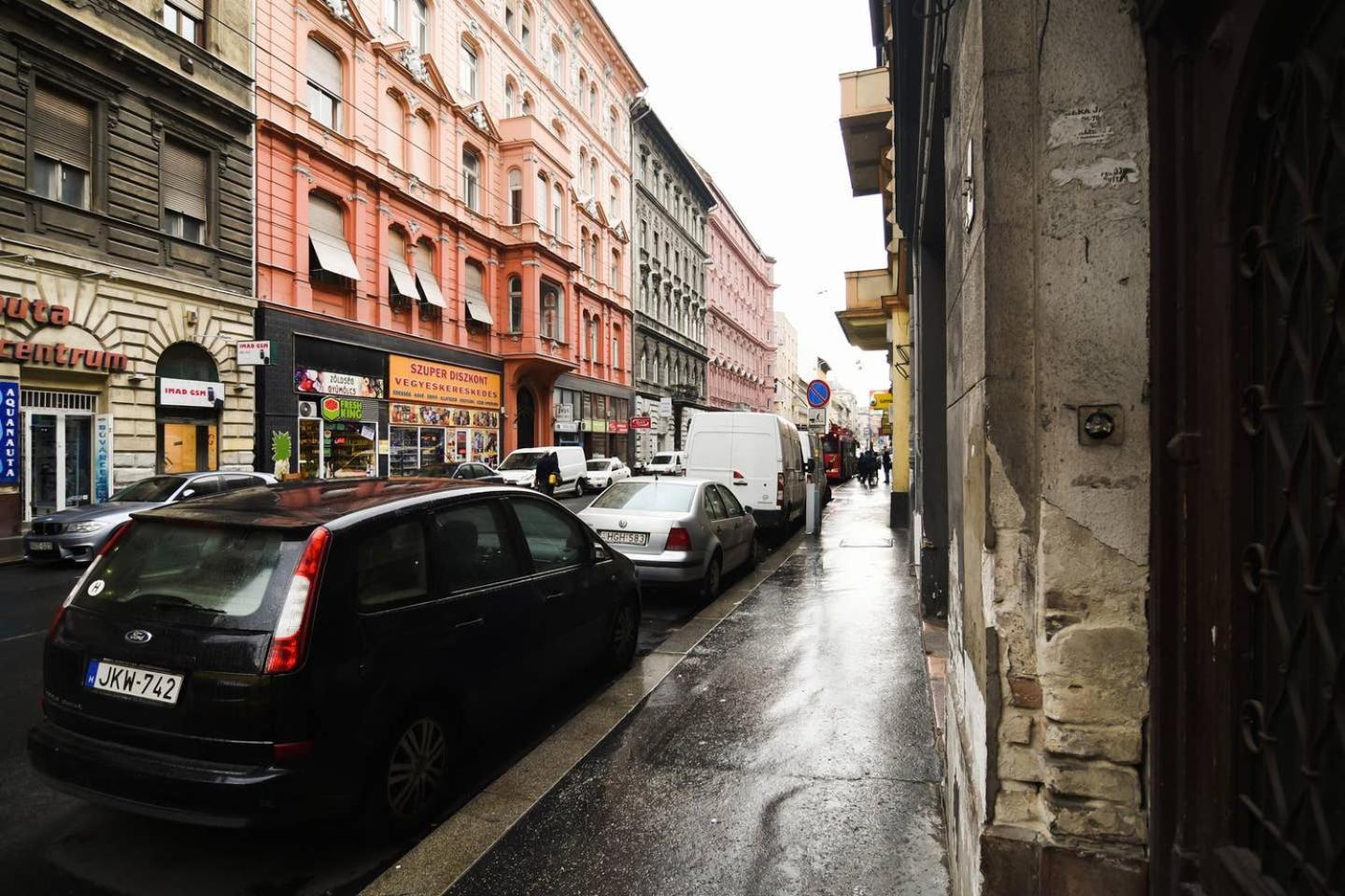 Central & Colorful Studio With Air Conditioning Budapeste Exterior foto